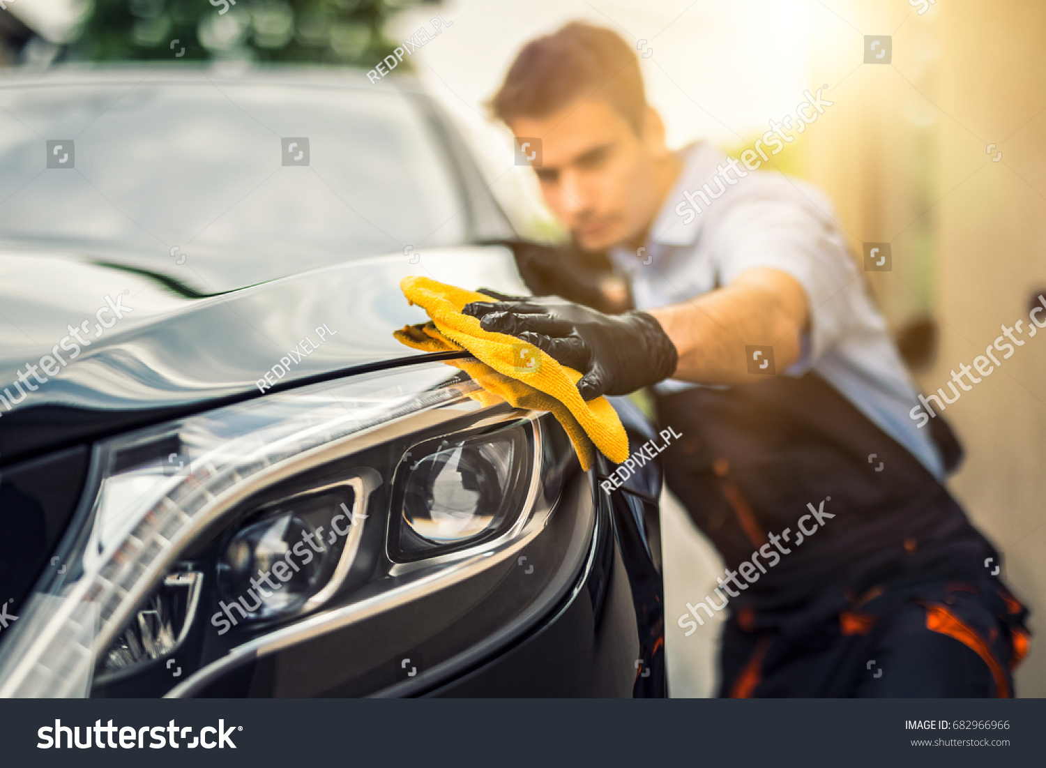 homme réalisant le nettoyage d'une voiture