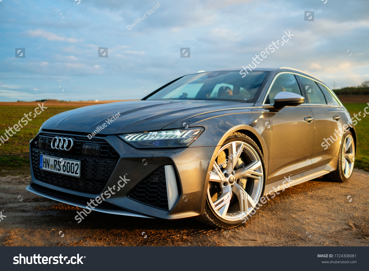 voiture AUDI grise garée